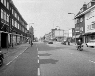 856737 Gezicht op de Amsterdamsestraatweg te Utrecht, uit het zuidoosten, met rechts van het midden de ingang van de Ondiep.